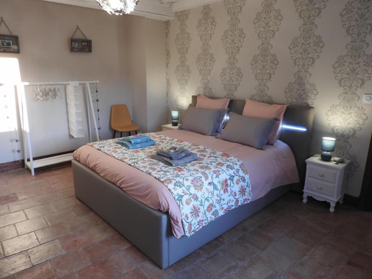 Bed and Breakfast La Dame Fines Puybegon Exterior foto